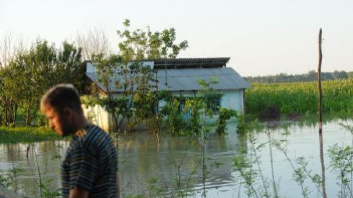 ploile continua sa faca ravagii in tara un om a murit si zeci de localitati sunt afectate de