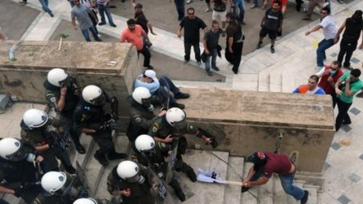 ciocniri violente in grecia intre soferii de cisterne si politisti