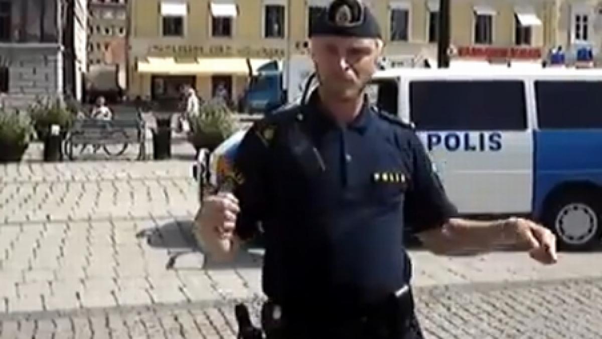 distractie in uniforma un politist din suedia danseaza pe strada video