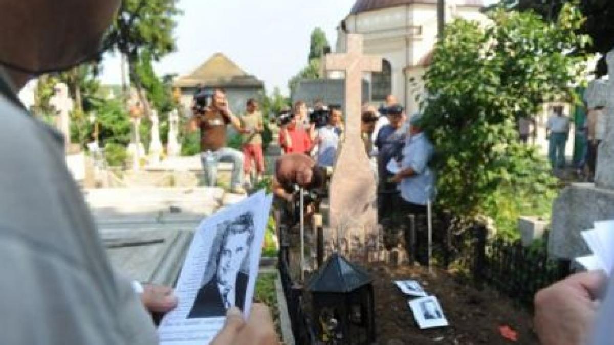 fotografii surprinse la deshumarea sotilor ceausescu