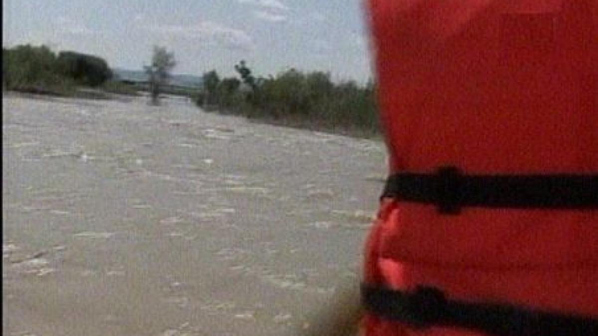 pescar din bacau salvat dintre apele involburate de cinci pompieri curajosi video