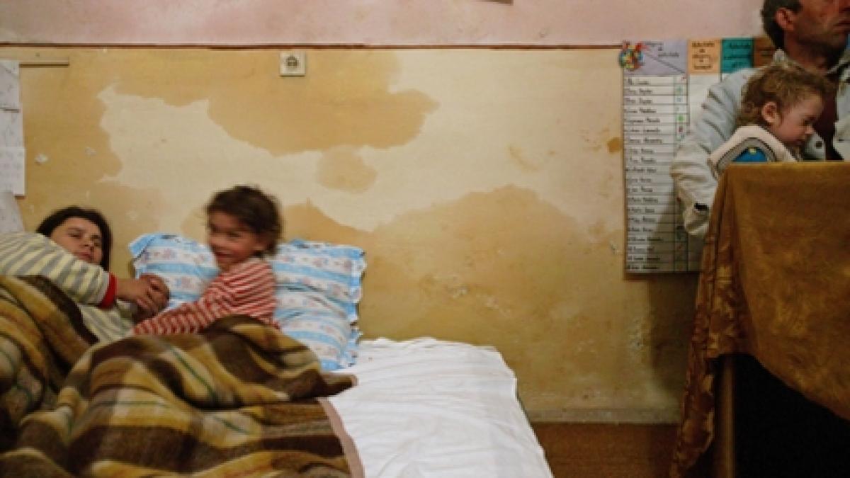 sinistratii au devastat tabara lacu sarat au facut gratare cu bancile din statiune