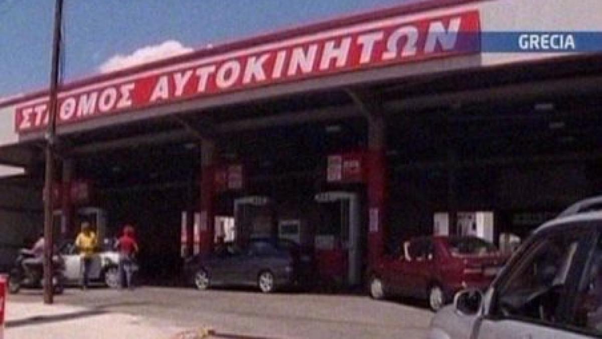 doi oameni au fost raniti in grecia si peste 100 000 de turisti blocati in urma grevei