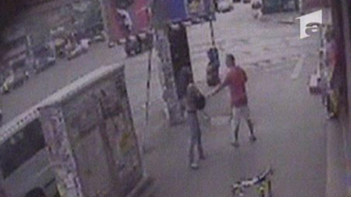 tanara atacata in centrul capitalei niciun trecator nu a intervenit video