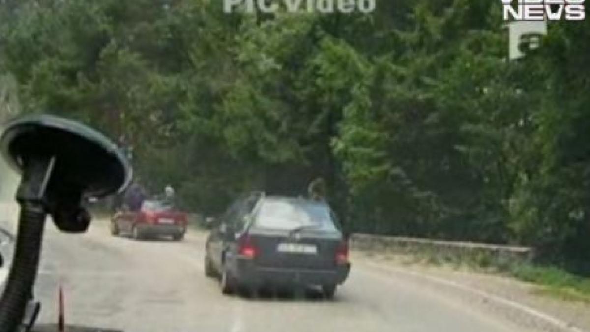 distractie pe drumul spre balea lac pasageri din doua masini au iesit pe geamurile vehiculelor video