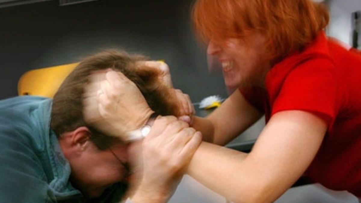 un preot din gorj a ajuns la spital dupa ce a fost batut de sotia sa video