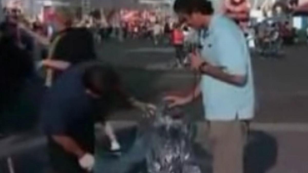 reporter neindemanatic sparge o sculptura de gheata in direct video