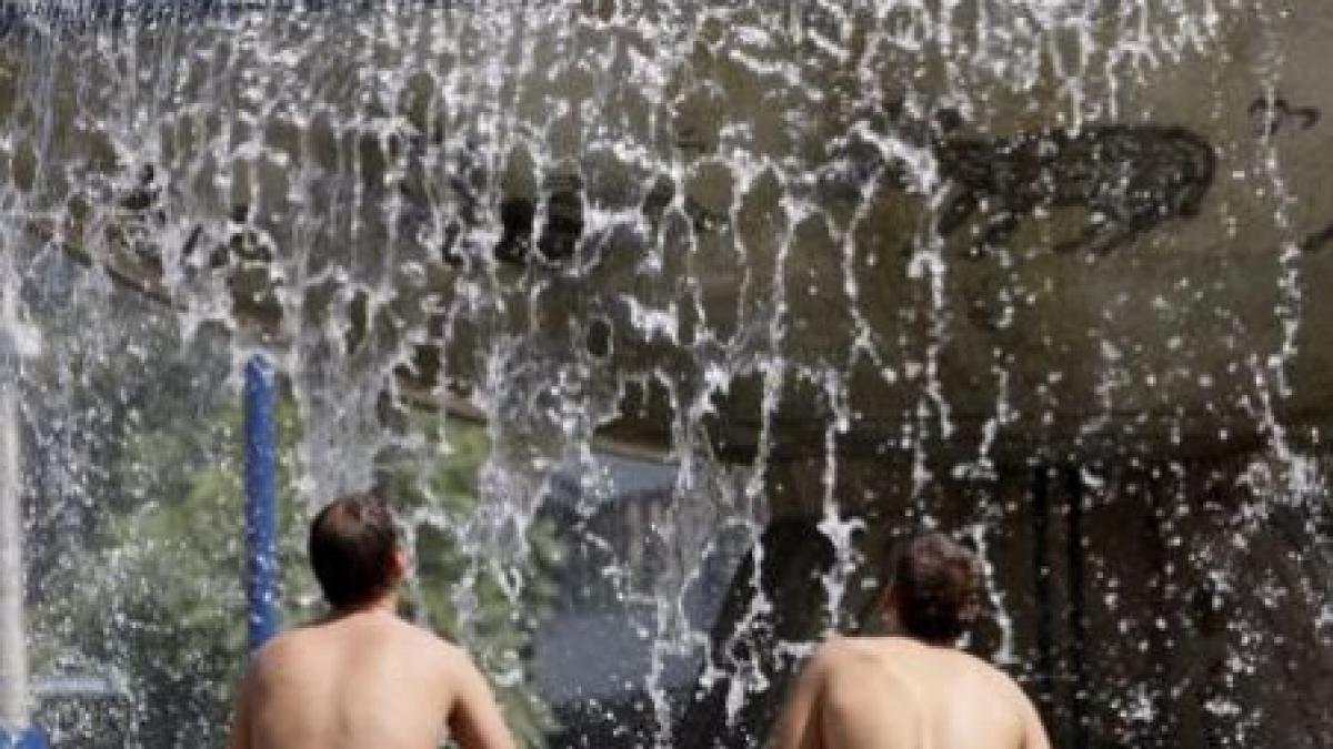 romanii mai au de infruntat inca o zi de canicula urmeaza ploi torentiale si furtuni video