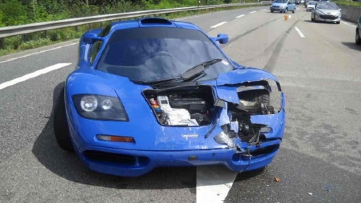 unul dintre rarele mclaren f1 implicat intr un accident pe o autostrada din germania foto