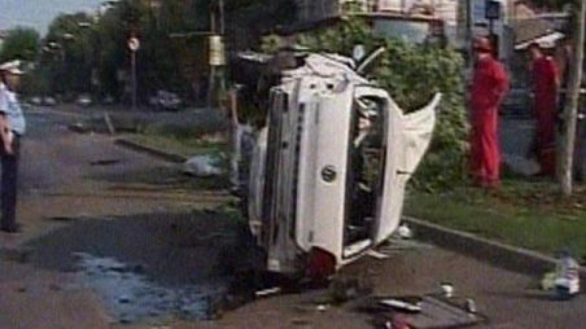 un barbat a fost ranit dupa ce s a rasturnat cu masina pe un bulevard din centrul capitalei video