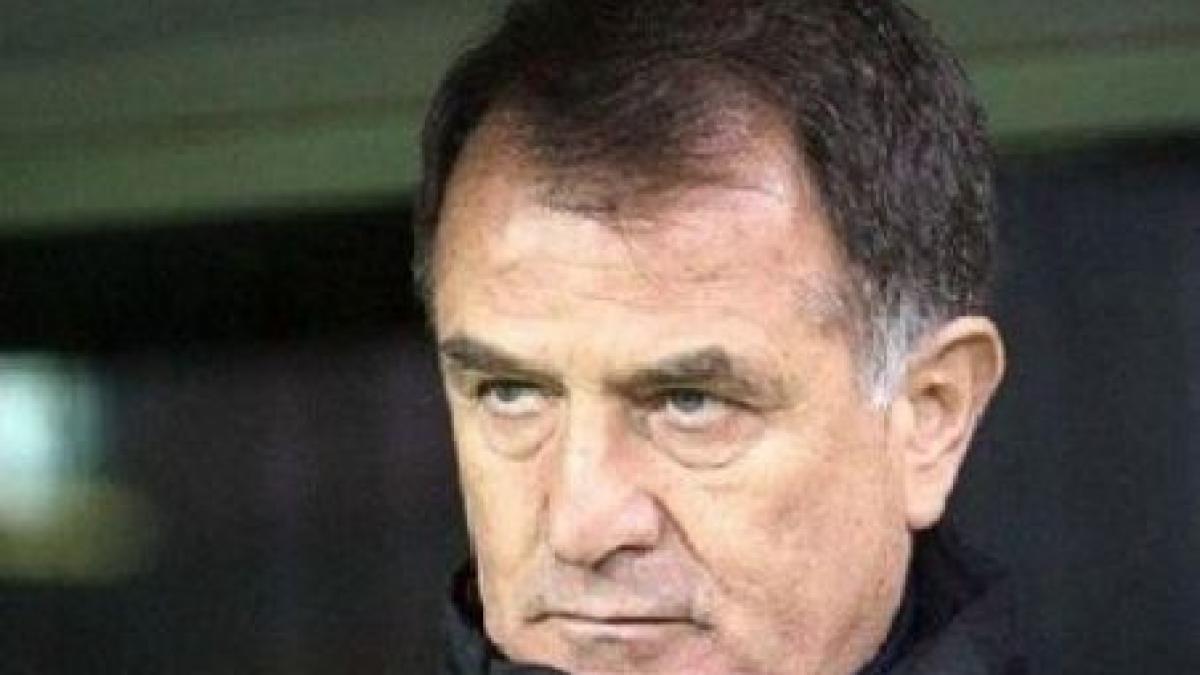 suporterii aek atena l au luat la bataie pe antrenorul echipei dusan bajevici