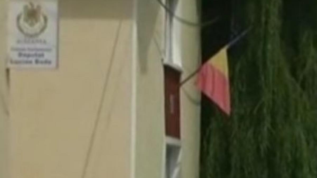 tanar din salaj batut de trei persoane in fata unui post de politie video