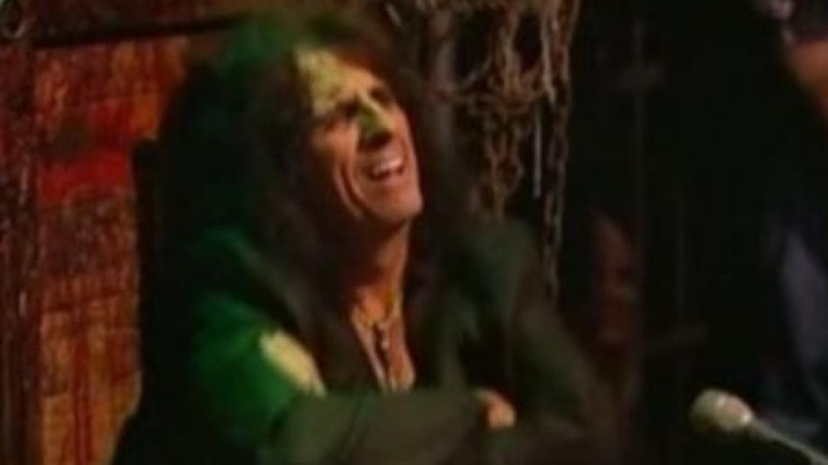 alice cooper are patru noi asistenti ciudati alesi in urma unui concurs video