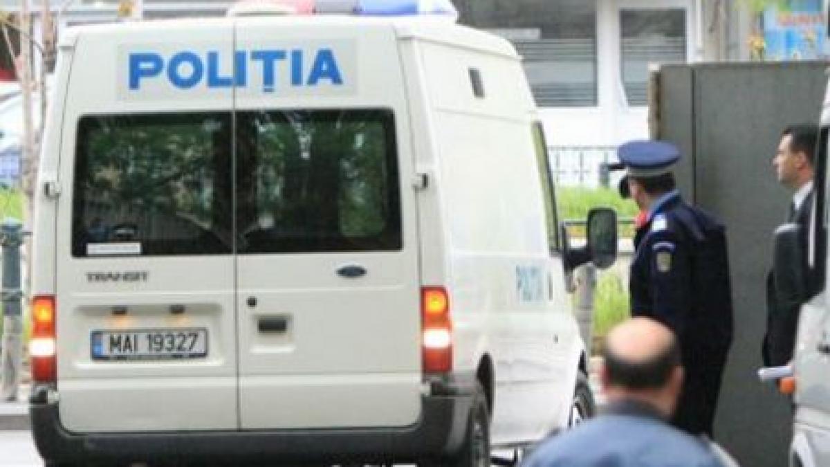 scandal cu sabii si bate in mogosoaia o masina de politie ar fi fost incendiata