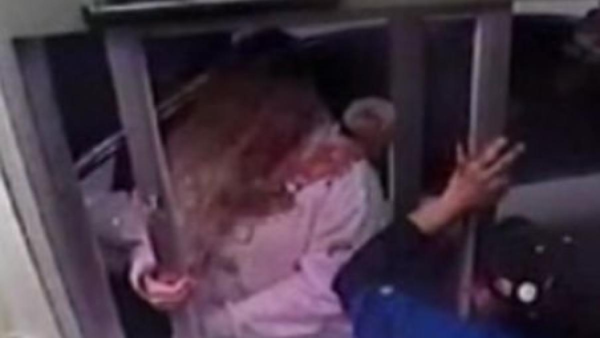 sua a luat la bataie o vanzatoare pentru ca nu avea mancarea pe care si o dorea video