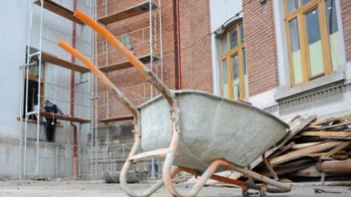 mii de elevi vor fi nevoiti sa invete din nou printre praf si moloz video