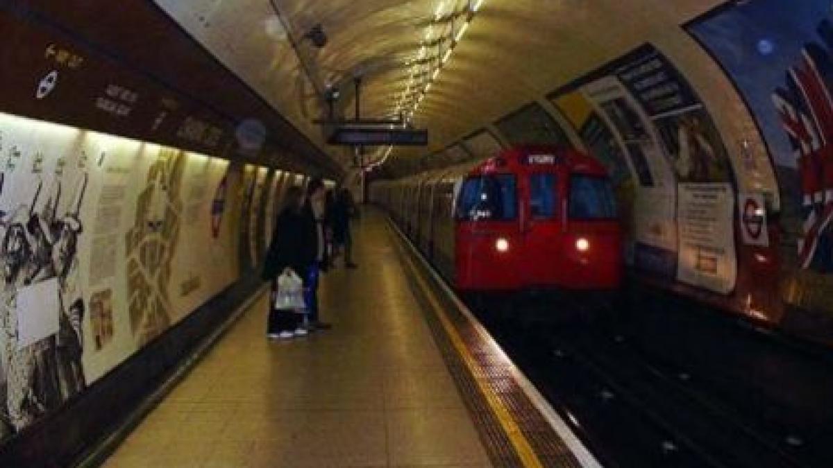 marea britanie un tren defect a mers fara oprire 13 minute perturband traficul metroului londonez