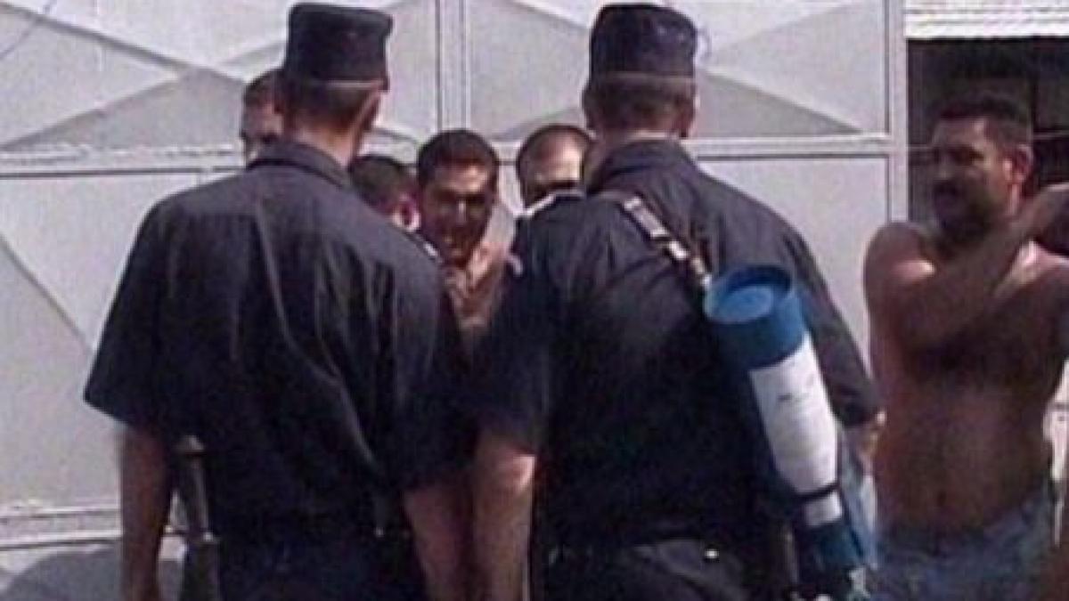 mehedinti bataie cu tevi si borduri la un post de politie din cauza dragostei video