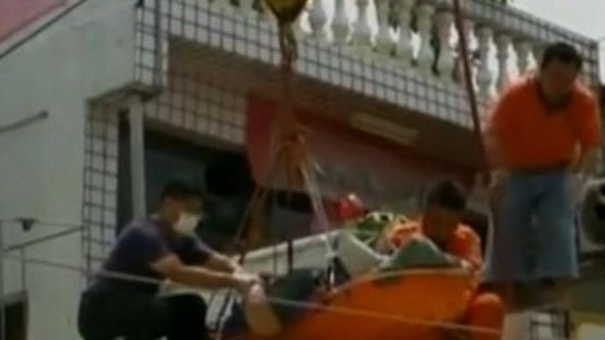 o femeie obeza din taiwan scoasa cu macaraua din casa video