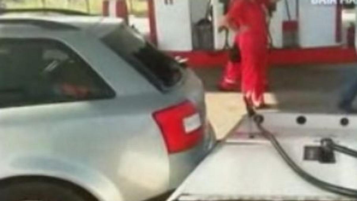 pompa de la o benzinarie s a prabusit peste o masina video