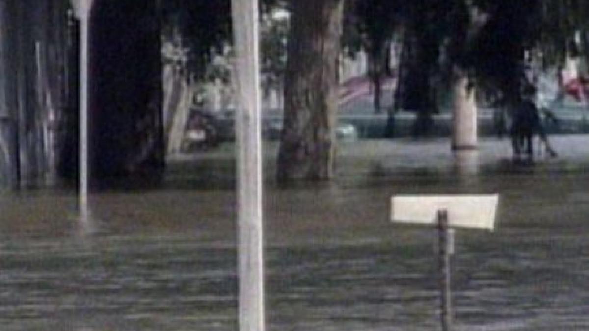 1 200 de oameni morti in china si aproape 1 000 evacuati in sua din cauza furtunilor si