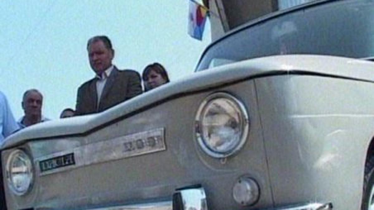 cinci dacii reconditionate vechi de 40 de ani expuse in fata fabricii de la mioveni de zilele