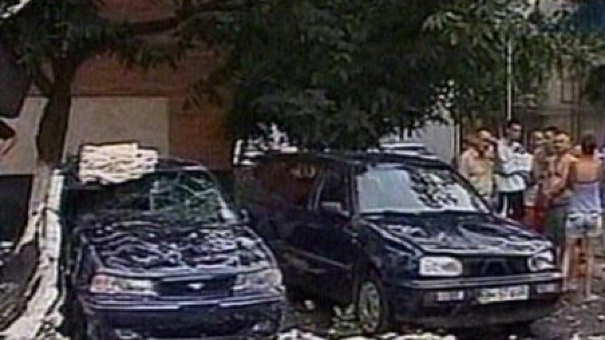 oradea vantul puternic a aruncat bucati din acoperisul unui bloc peste patru masini video