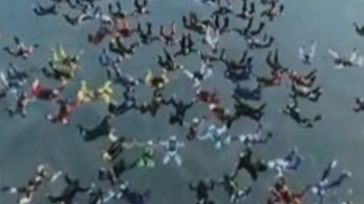 polonia 104 sportivi au doborat recordul european de parasutism in formatie video