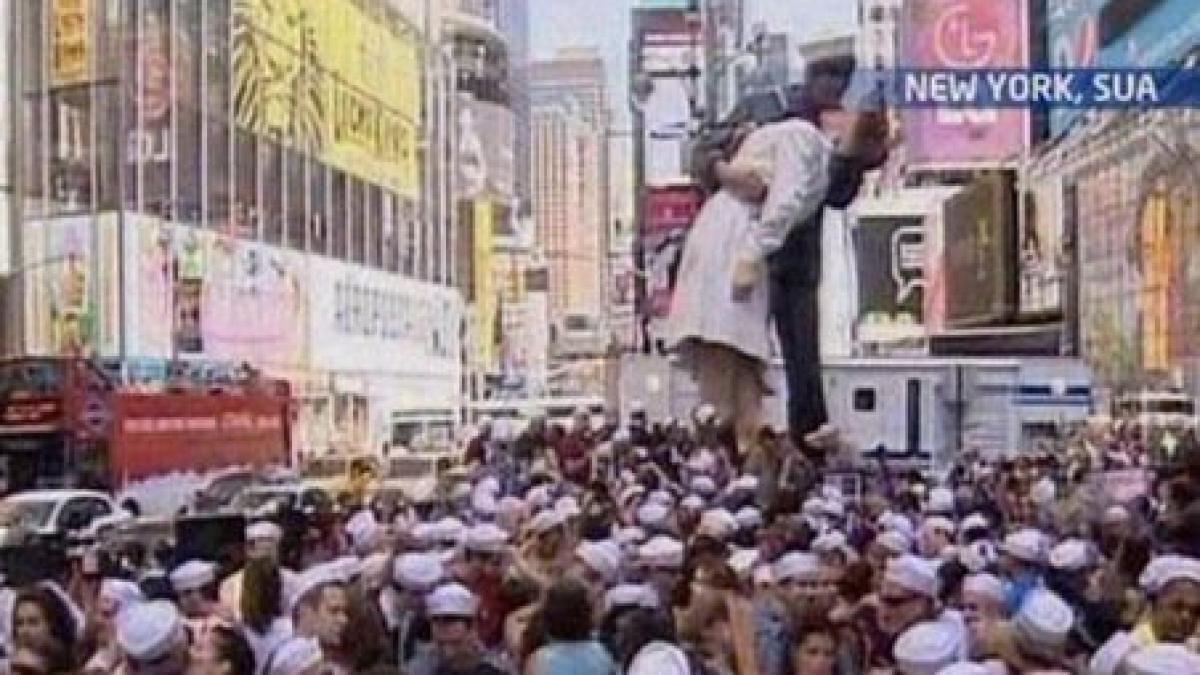 finalul celui de al doilea razboi mondial aniversat de sute de indragostiti sarutandu se simultan