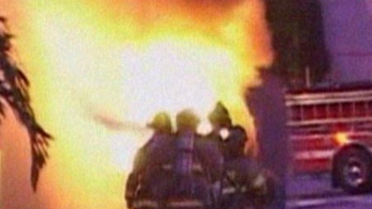 incendiu langa casa alba doua hoteluri evacuate din cauza unui transformator subteran defect video