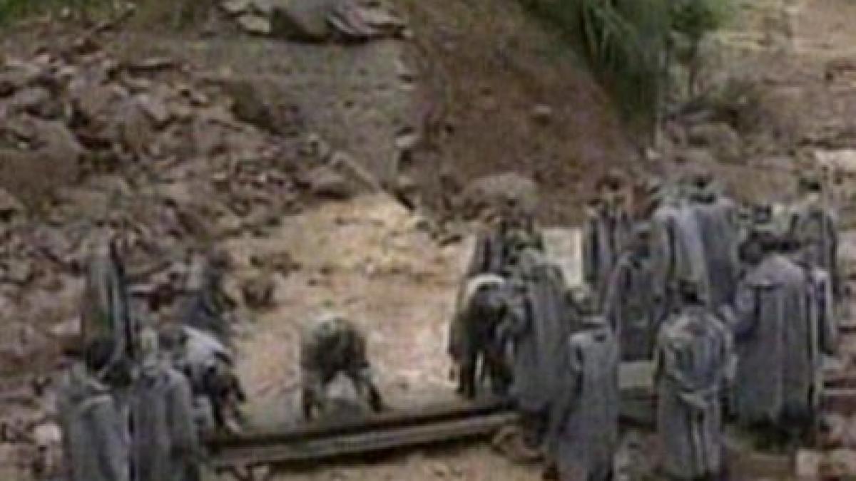 inundatiile fac ravagii in asia peste 2 000 de oameni morti in china pakistan se confrunta cu