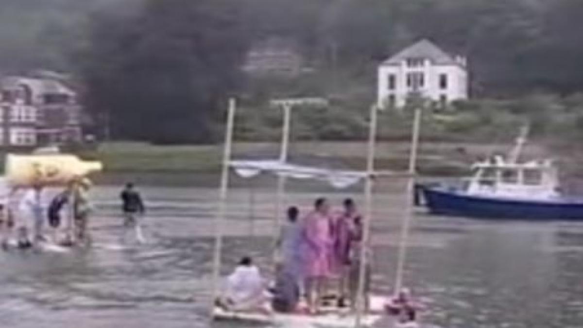 parada anuala a cazilor de baie a avut loc pe un rau din belgia video