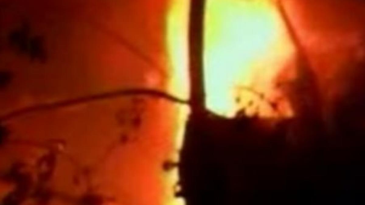 salvare spectaculoasa in canada un pompier a scos o femie dintr o masina in flacari video