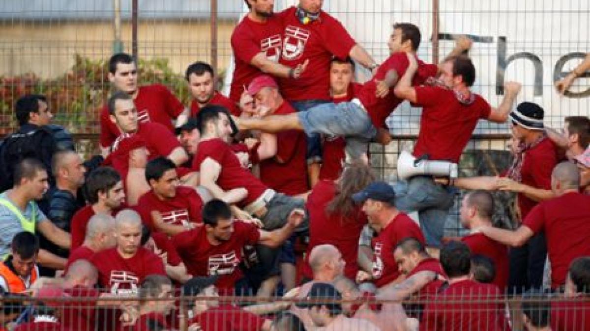 scandal la dinamo rapid sase suporteri au fost retinuti video