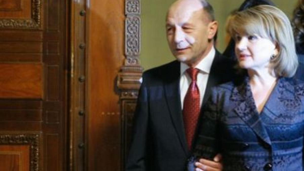 traian basescu si sotia sa au petrecut la neptun video