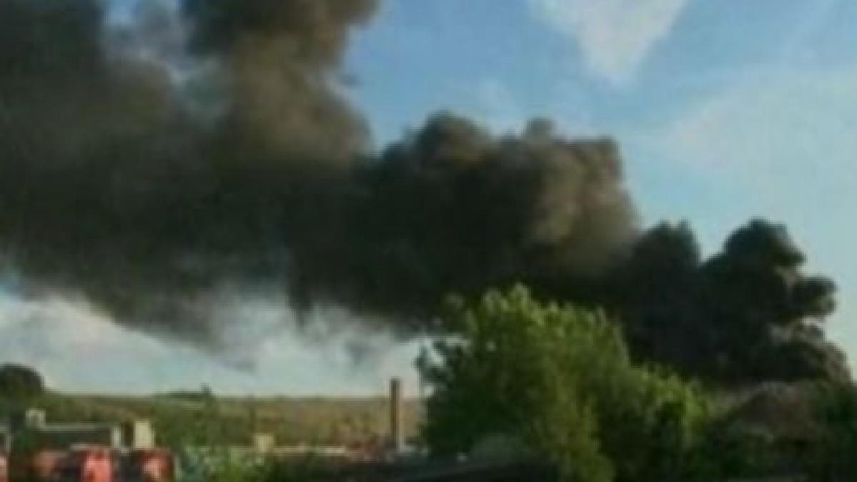 cinci tir uri distruse de flacari intr o parcare din deva video