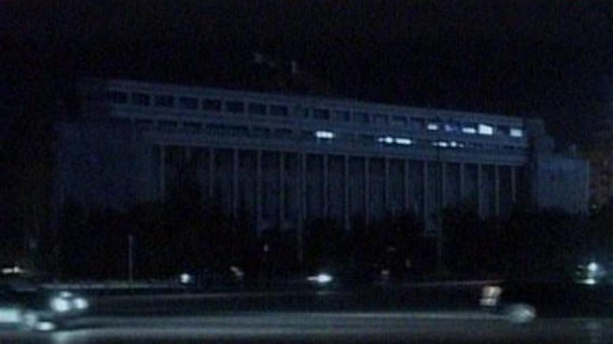 romanii s au alaturat campaniei lacrimi pentru ingeri si au stins luminile miercuri seara video