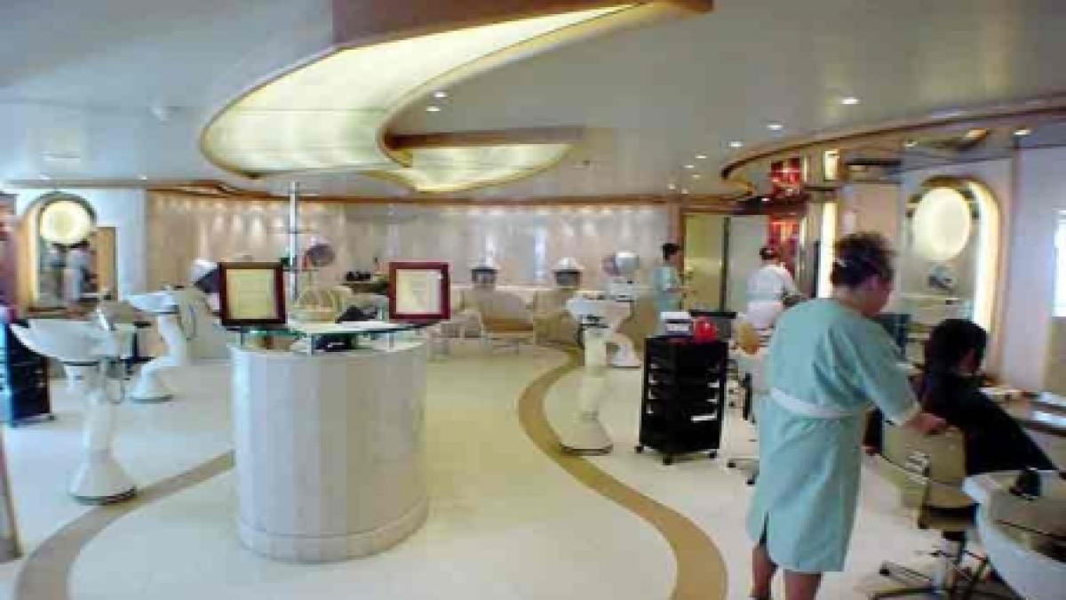 cher anne hathaway si jennifer aniston escrocate de proprietara unui salon de infrumusetare din