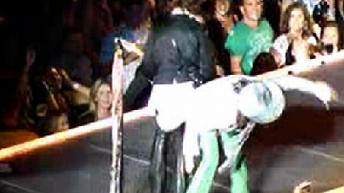 steven tyler solistul trupei aerosmith a cazut de pe scena la toronto video