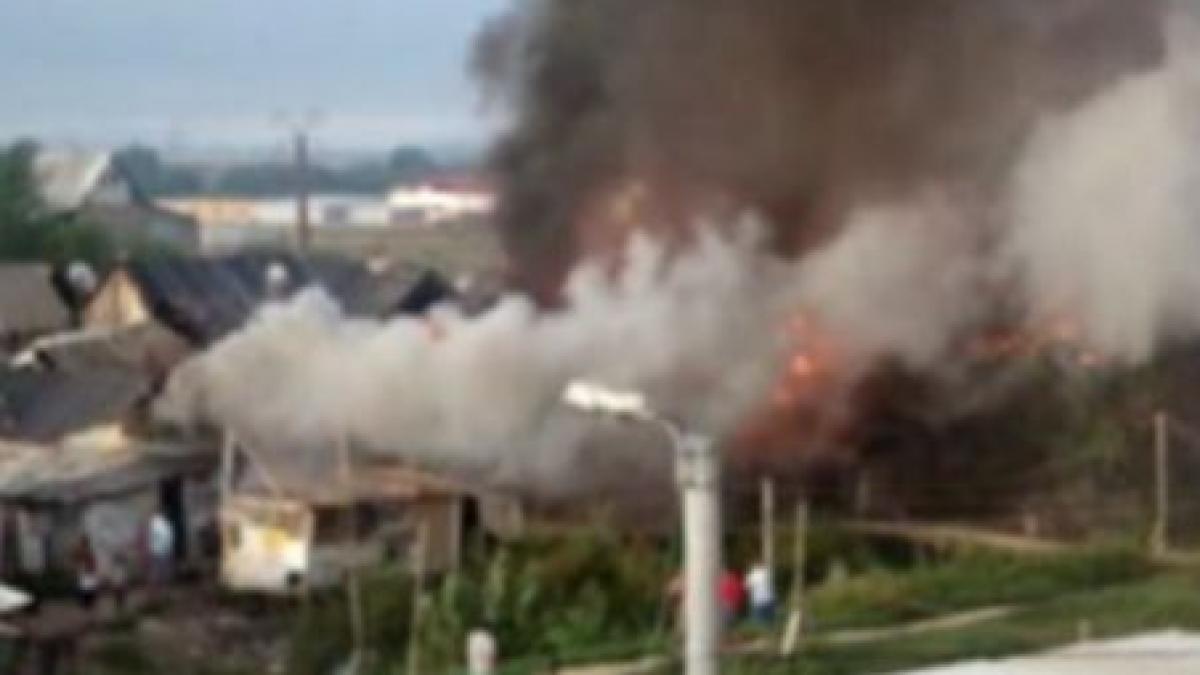 baia mare un incendiu puternic a distrus locuintele improvizate ale unor familii de romi video