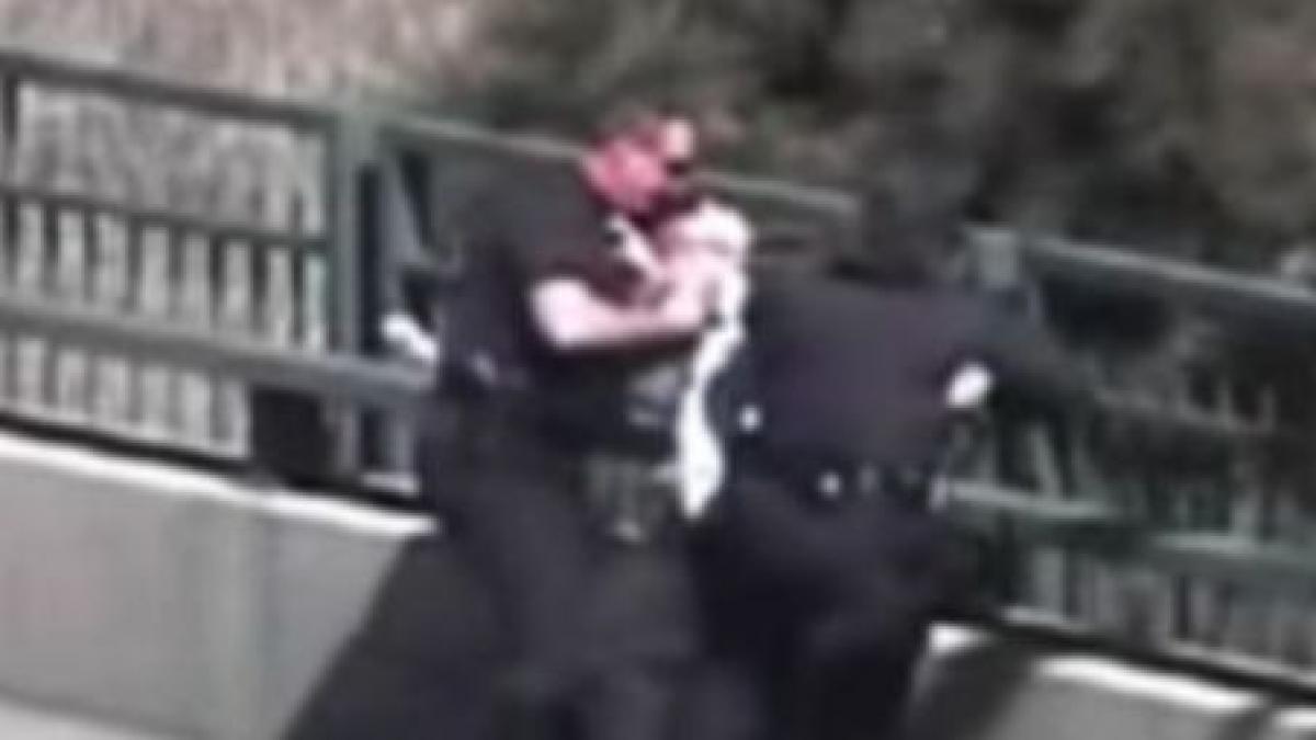 luat la bataie de politisti pentru ca i a luat apararea unui sofer video