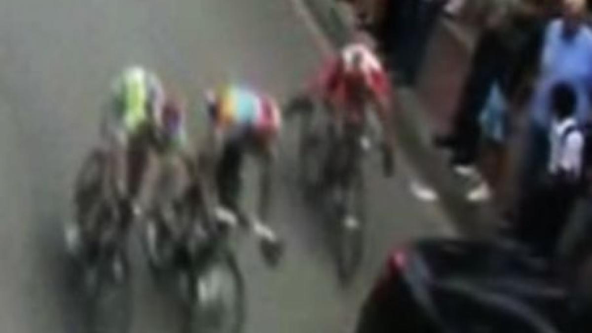 un ciclist s a izbit de o masina parcata in timpul unei curse din columbia video