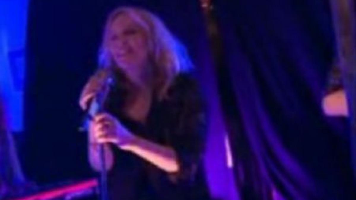 kylie minogue a cantat pentru prima data intr un pub video