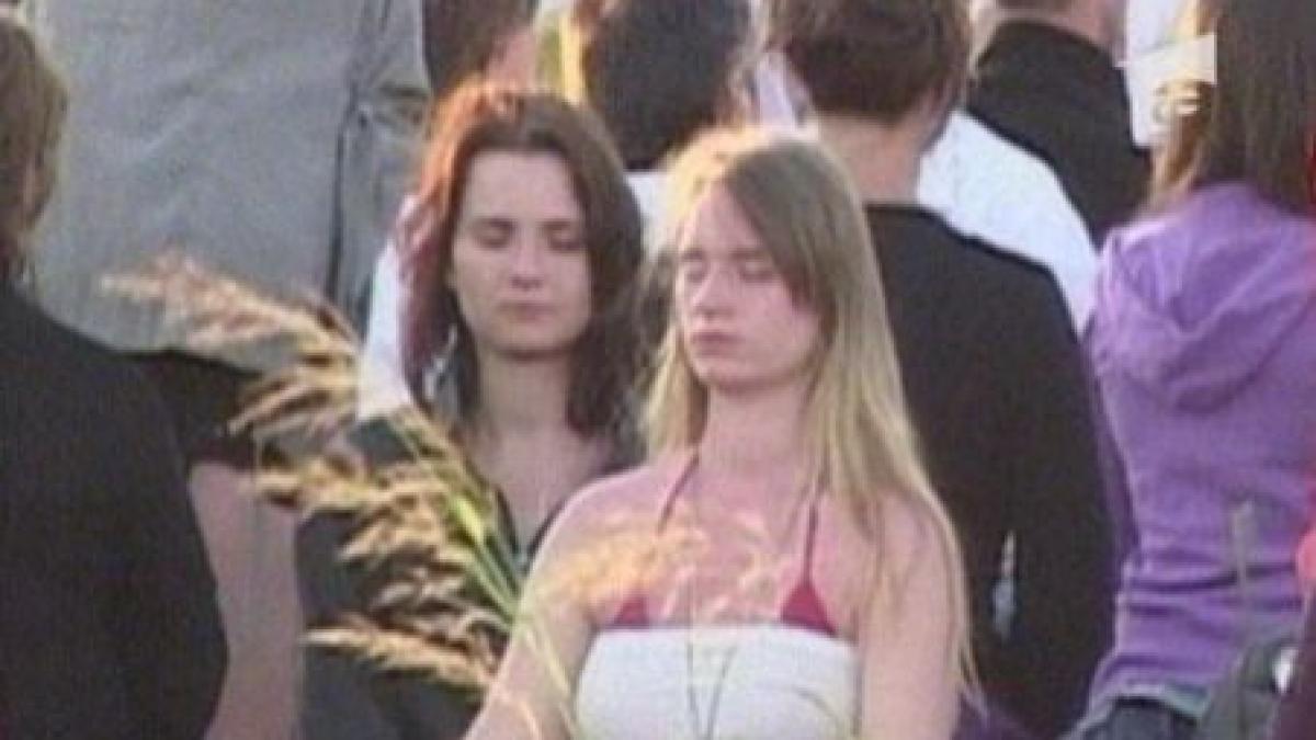 2 500 de adepti misa s au reunit in spirala iubirii pe plaja din costinesti video