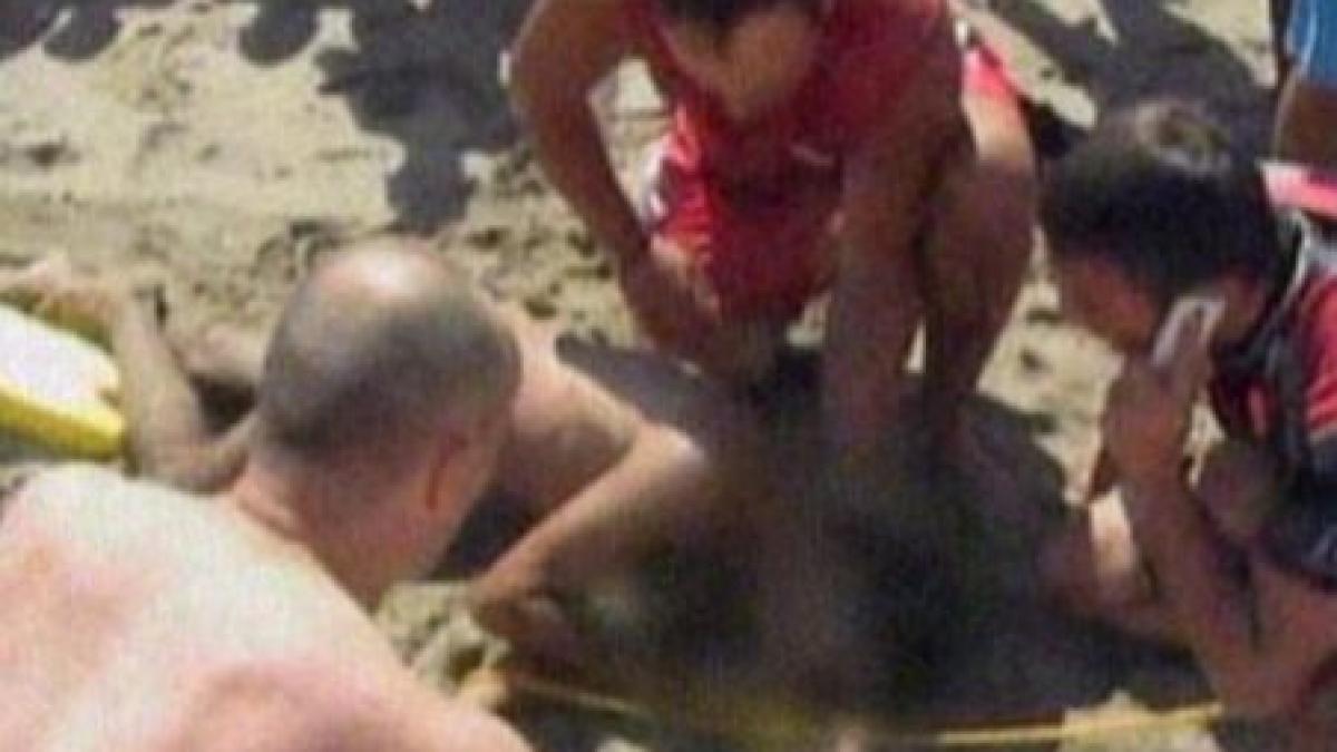 imagini socante trei tineri au fost la un pas de a se ineca in mare video