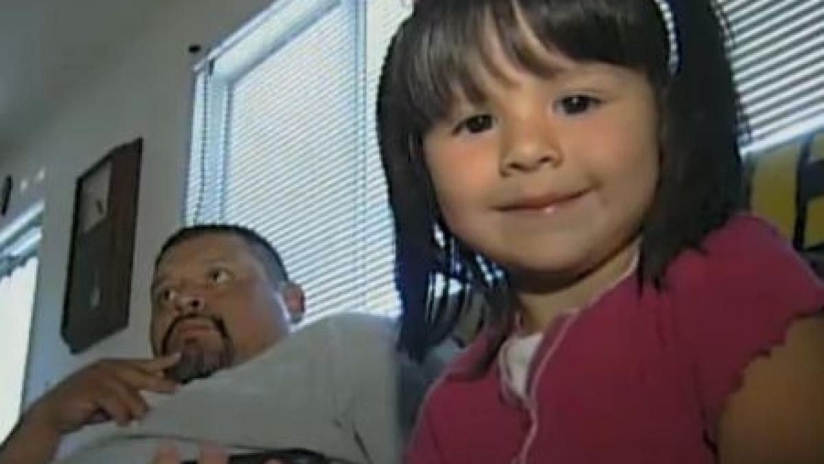 sua o fetita de trei ani si a salvat tatal de la moarte dupa ce a alertat pompierii ca acesta