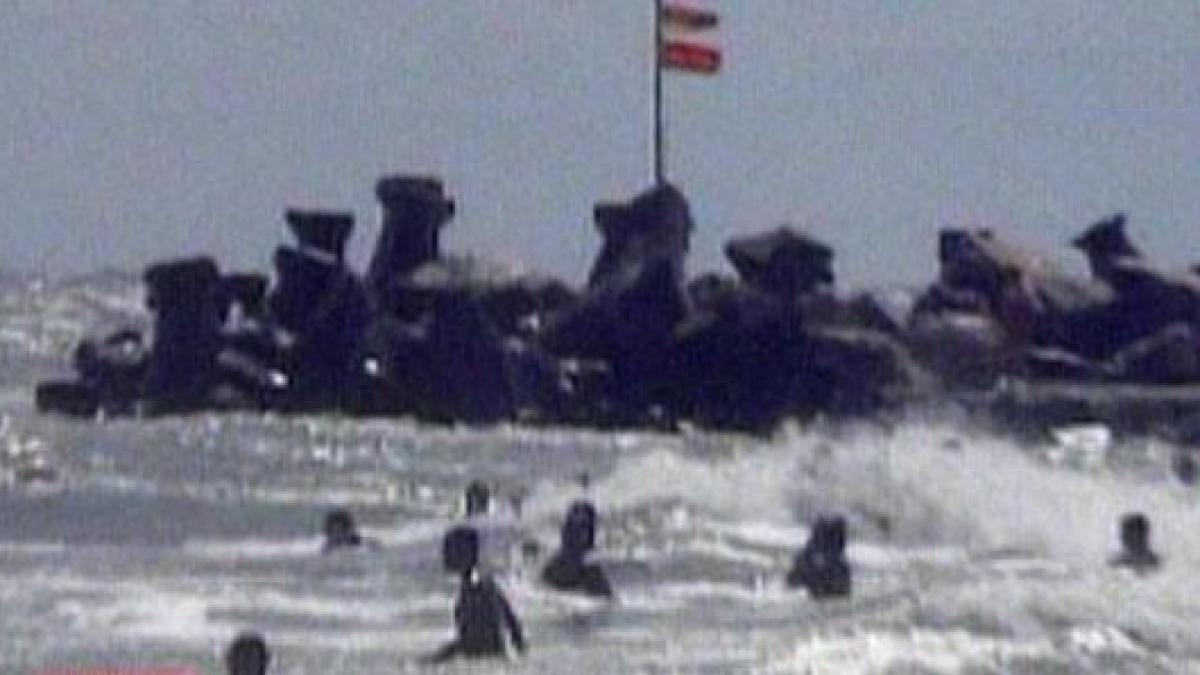 trei tineri la un pas de inec pe o plaja din jupiter video