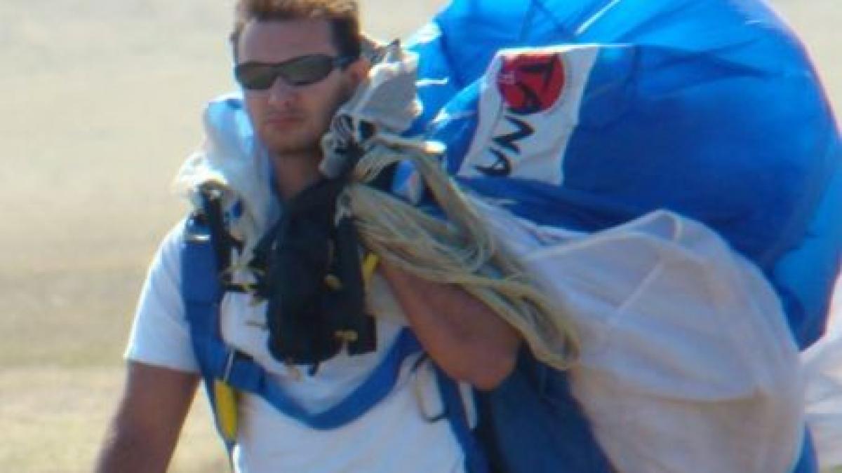 un parasutist a murit dupa ce s a prabusit pe aerodromul clinceni video