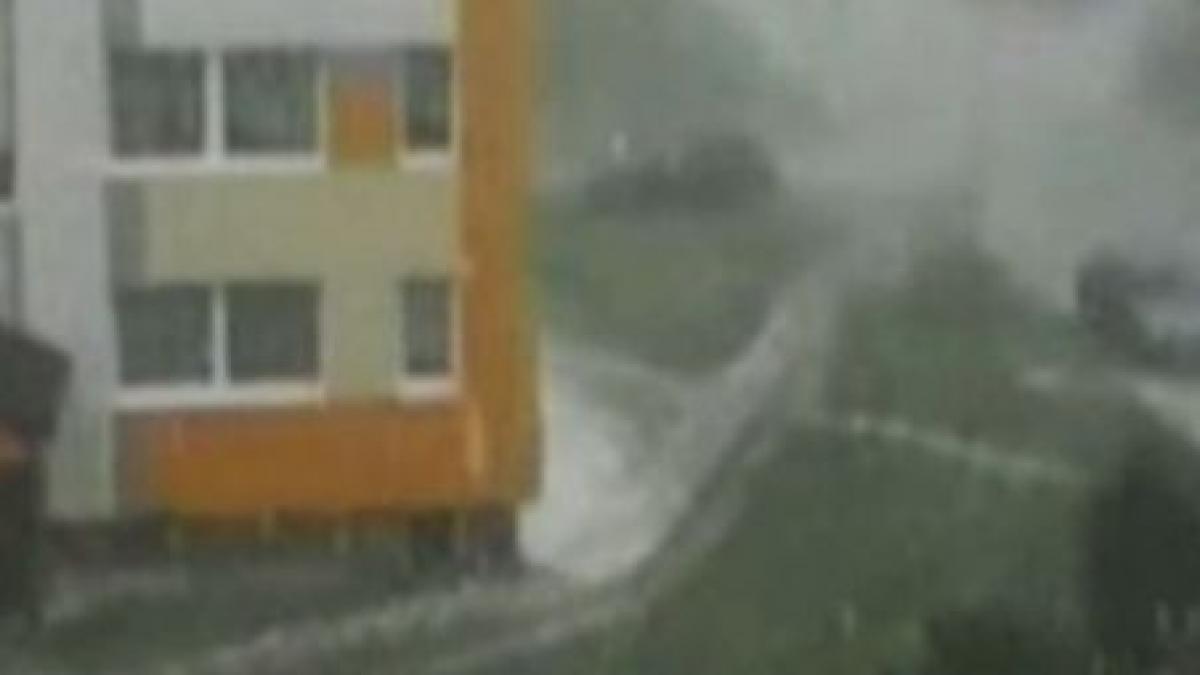 o furtuna cu grindina a ranit trei oameni in polonia video