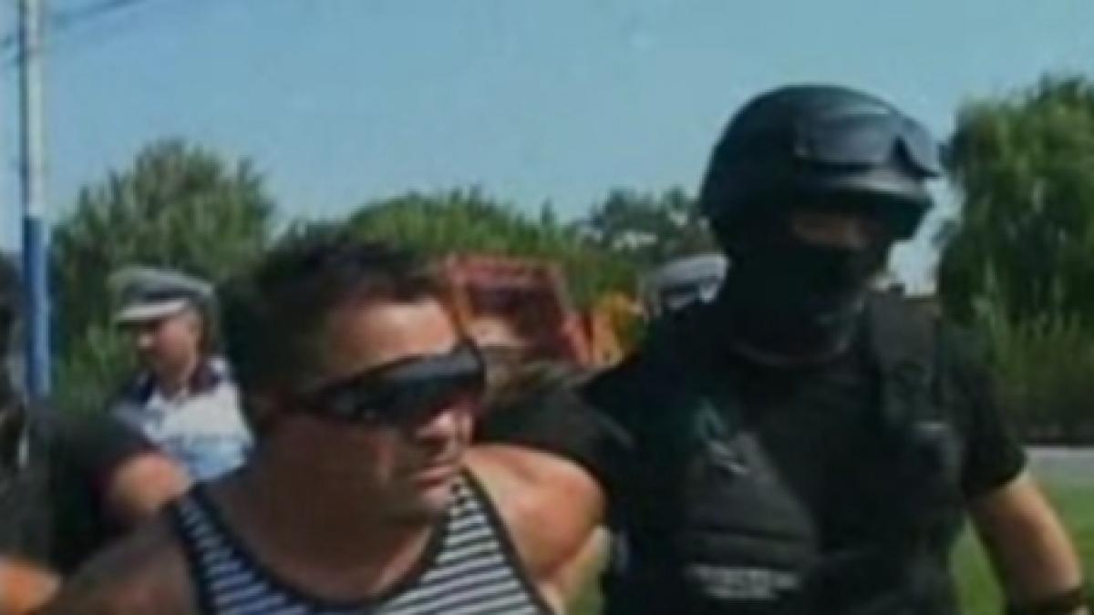 l au oprit pentru un control de rutina si au gasit un cutit imens asupra lui video